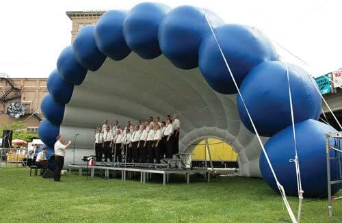 Надувување на комерцијална свадба настан музички концерт сцена во Патио партија Архен шатор