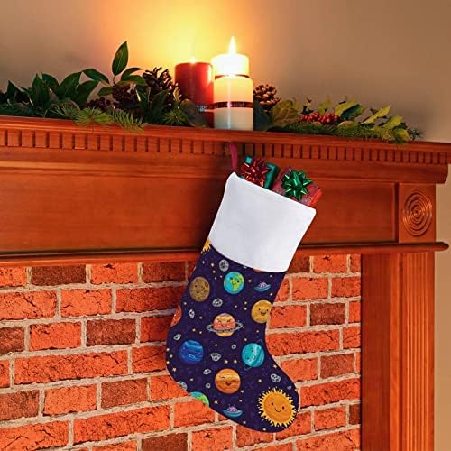 Цртани надворешни простории Божиќни чорапи за порибување со кадифен камин што виси за Божиќно дрво